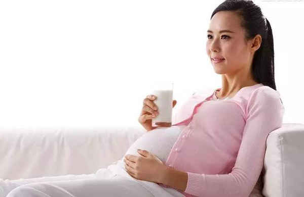 孕妇在怀孕12周时出现腹部不适，疼痛持续存在。